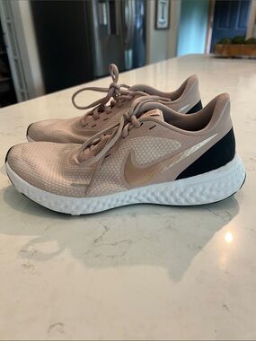 Nike Revolution 5 Running Shoes Barely Rose Size 7